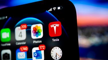 Apple iPhone Tesla Elon Musk AI