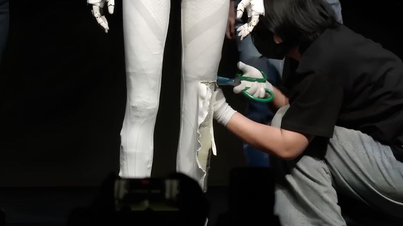 Realistische robot van Xpeng lijkt zoveel op een vrouw dat ingenieurs hem openknippen op podium