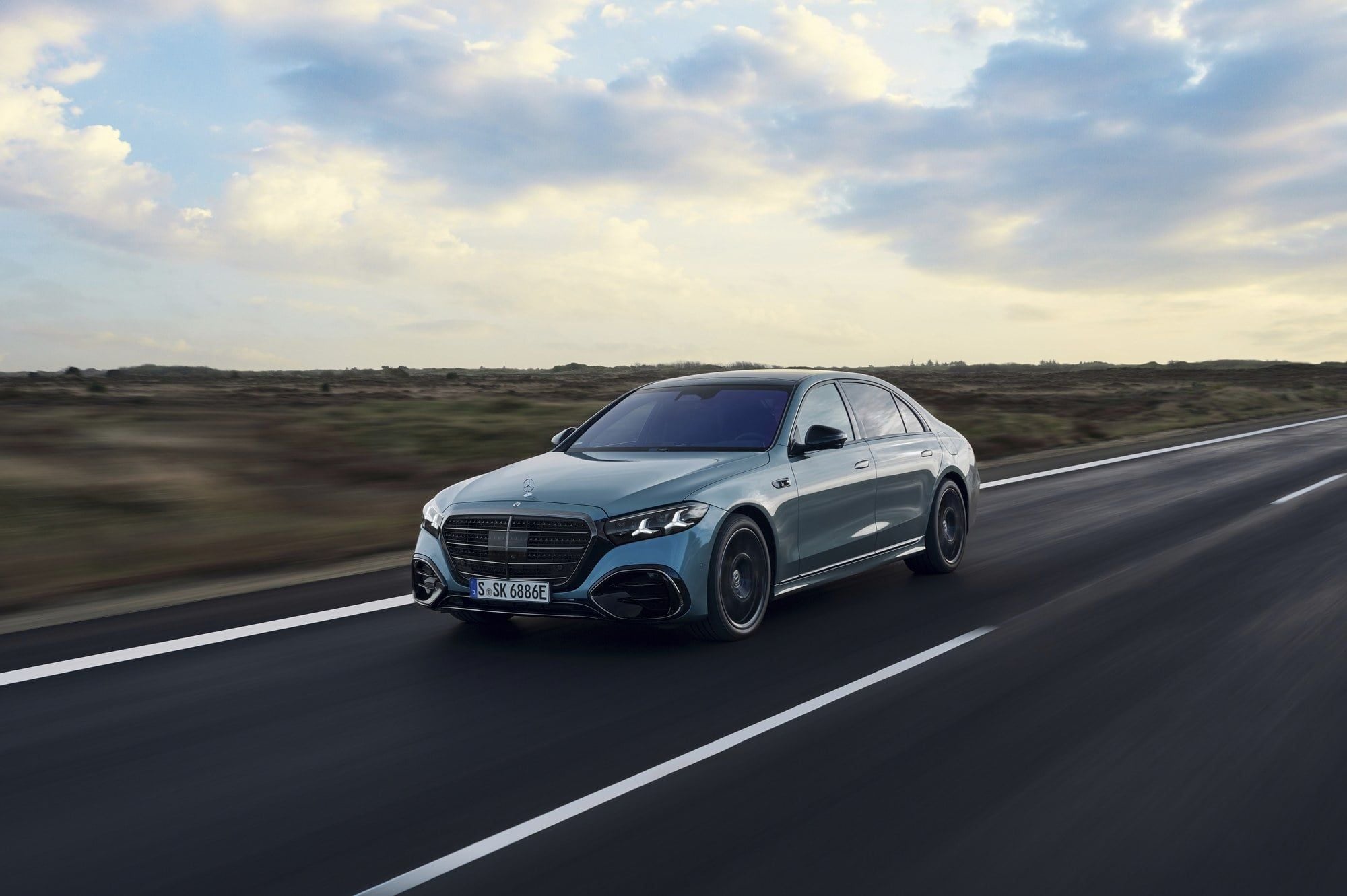 Mercedes S-klasse rijdt 250 km/h alsof het 150 is, maar verliest zijn voorsprong