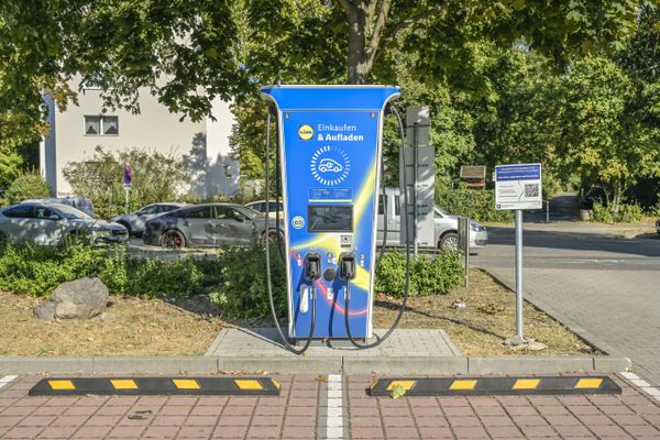 Niet alleen voor benzine naar Duitsland? Bij Lidl kun je nu jouw EV nu goedkoper snelladen dan thuis opladen