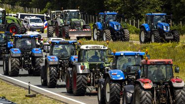trekker tractor verkeer weg straat inhalen doorgetrokken streep