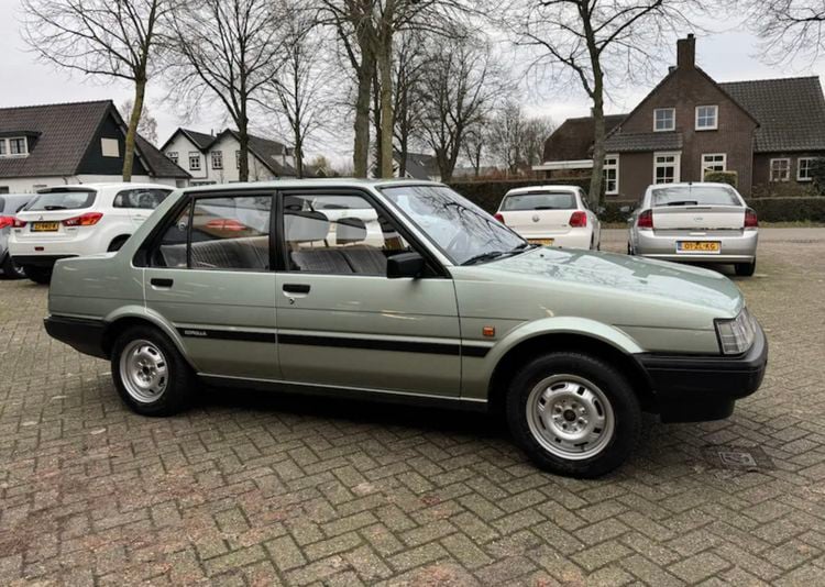 Toyota Corolla 1.3 GL occasion oldtimer wegenbelasting wegenbelastingvrij tweedehands auto