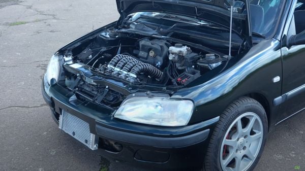 Brit bouwt krankzinnige Hayabusa-motor in 600 euro-Peugeot 106