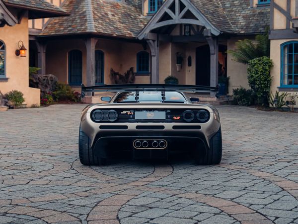 Deze V12-supercar weegt slecht 957 kg en kan nu van jou zijn