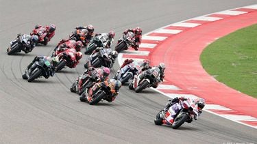 2023-09-24 15:30:02 epa10880426 Riders take a bend during the MotoGP race of the inaugural Motorcycling Grand Prix of India, in Dankaur, near Greater Noida, India, 24 September 2023.  EPA/HARISH TYAGI