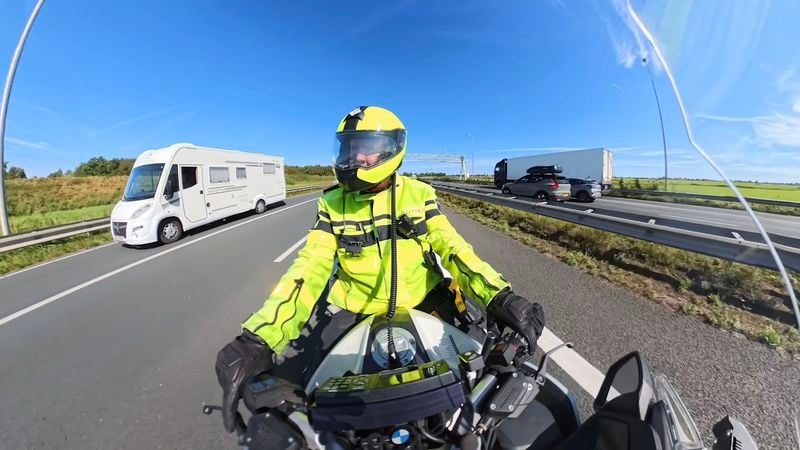 Politievlogger politievlogger agent politie verkeerspolitie verkeersagent vlogger rechts inhalen rechts passeren boete bekeuring