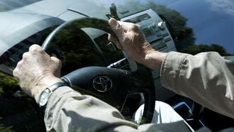 VK wil strengere eisen voor rijbewijs ouderen: oogtest iedere 3 jaar stuur