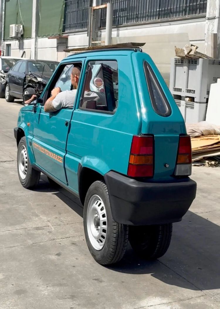 Italiaan komt met geniale oplossing voor fileprobleem: smalste Fiat Panda ooit