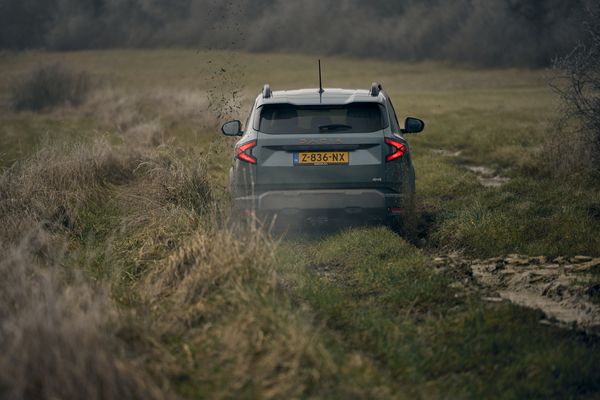 Offroaden met Dacia Duster gaat fout! Uren vast in modder