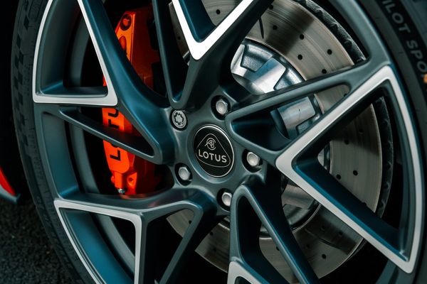 Wiel en rem van de Lotus Emira 420 Sport