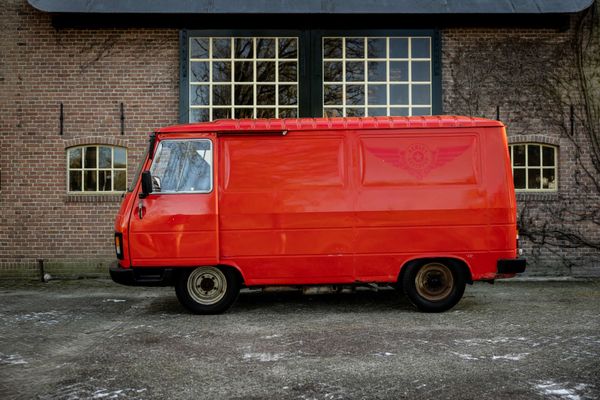 Betaalbare wegenbelastingvrije bus is klaar om camper te worden