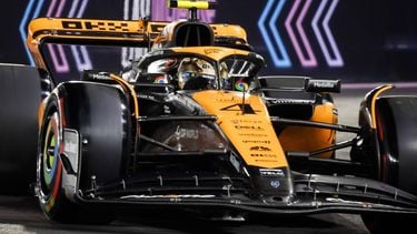 2023-11-18 00:01:25 LAS VEGAS - Lando Norris (McLaren) tijdens de kwalificatie voorafgaand aan de Las Vegas Formule 1 Grand Prix op het Las Vegas Strip Circuit in in Nevada. ANP SEM VAN DER WAL