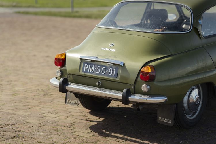 Oscar (29) rijdt een Saab 96 V4 uit 1972: “Hij is nog helemaal origineel”