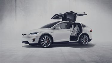 Tesla Model X met geopende Falcon Wing Doors