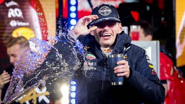 LAS VEGAS - Max Verstappen (Red Bull Racing) viert het behalen van zijn vierde wereldtitel met zijn team na afloop van de Las Vegas Grand Prix. ANP SEM VAN DER WAL