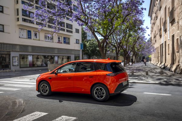 BYD Dolphin G DM-i van opzij op straat