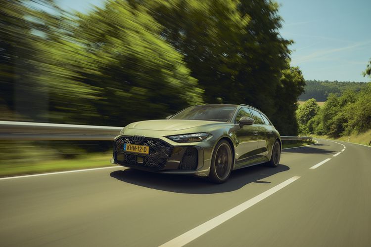 Audi RS 5 Avant rijdend van voren