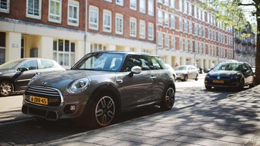 parkeren auto auto's inparkeren achteruitrijcamera camera parkeersensoren rijhulpsystemen onderzoek