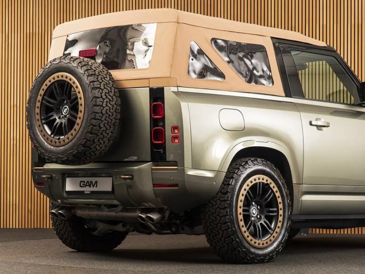 Land Rover Defender 90 P425 X Valiance Convertible occasion Niels van Roij Heritage Customs
