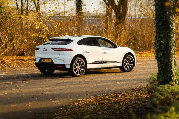 Elektrische luxeauto's nu goedkoop als occasion: Audi E-tron vs. Jaguar I-Pace