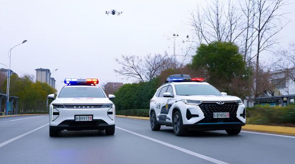 Politieauto’s met drones duiken op in China: “Luchtinspectie wordt onderdeel van routinepatrouilles”