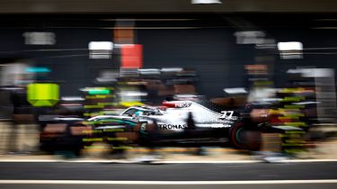 Motoren en mondkapjes: Mercedes weer met Formule 1-auto in ...
