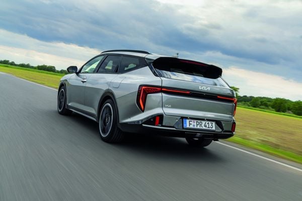 Kia K4 Sportswagon rijdend van achteren