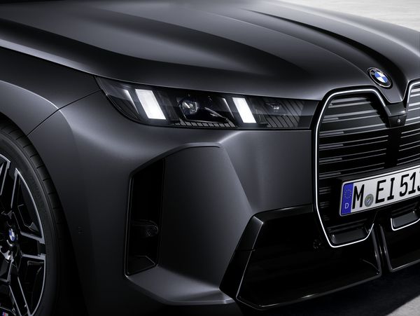 BMW iX M70