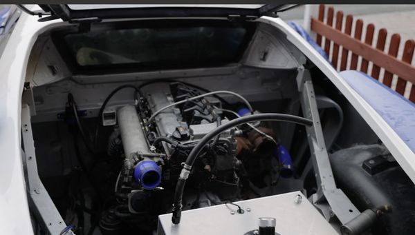 Dave koopt goedkoopste Ferrari voor 25.000 euro en je gelooft nooit welke motor erin ligt