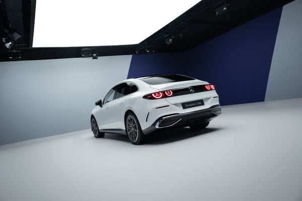 Deze techniek schuilt er zoal achter de enorme ‘grille’ van de nieuwe Mercedes-Benz C-klasse!