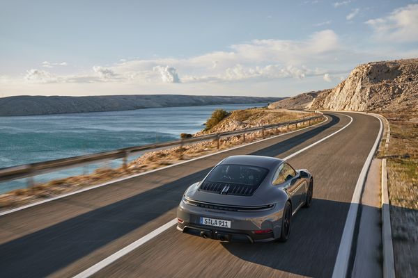 Porsche 911 hybride 2024