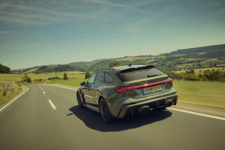 Achterzijde van de Audi RS 5 Avant in beweging