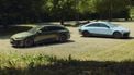 Audi RS 5 Avant en Hyundai Ioniq 6 N onder een boom