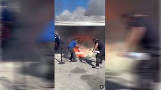 Peperdure en zeldzame Mazda 767B vliegt in brand terwijl omstanders de auto proberen te redden