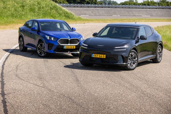 BMW iX2 en Genesis GV60 van voren