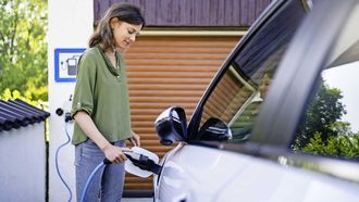 Belastingvoordeel elektrische auto verdwijnt: straks goedkoper om weer op benzine of diesel te rijden?