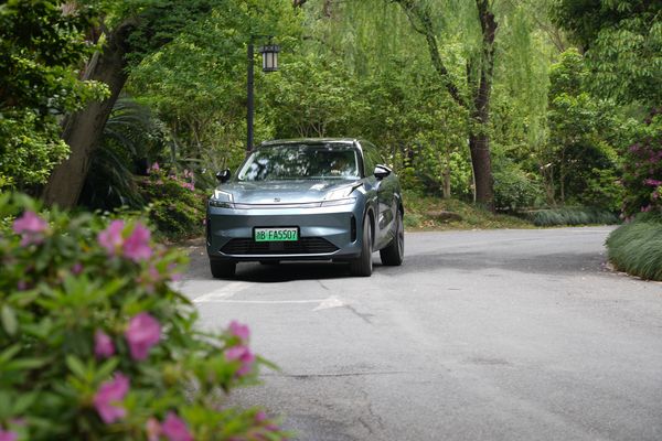Lynk & Co 08 phev plug-in hybride