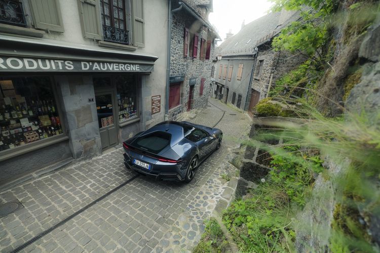 Ferrari 12Cilindri in een smalle straat in Salers