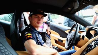Max Verstappen in personenauto