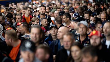 AMSTERDAM - Racefans op Amsterdam Centraal onderweg per trein naar Zandvoort op de dag van de sprintrace en kwalificatie voorafgaand aan de F1 Grand Prix van Nederland. Het is voorlopig de laatste keer dat de Formule-1 race in Nederland wordt gereden. RAMON VAN FLYMEN / ANP
