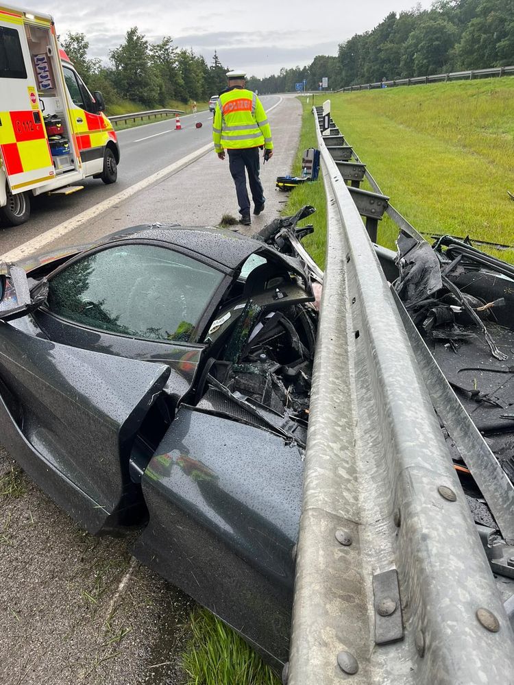 Bizarre crash met lage McLaren: vast onder vangrail