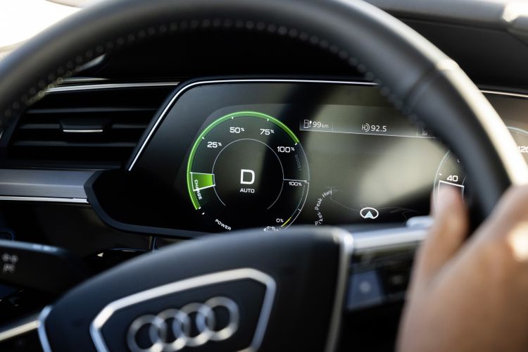 Audi e-tron rijdend 2