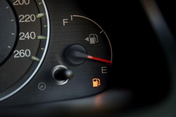 brandstof benzine diesel tanken tank tanklampje benzinelampje reserve brandstofniveau tankstation
