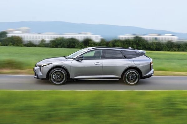Zijaanzicht van de Kia K4 Sportswagon