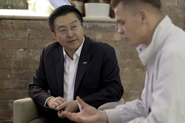 Brian Gu in gesprek tijdens het interview