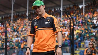 epa12802784 Driver Oscar Piastri of McLaren Mastercard F1 Team reacts after participating in the drivers parade as part of the 2026 Australian Grand Prix at Albert Park Circuit in Melbourne, Australia, 08 March  2026.  EPA/JAMES ROSS EDITORIAL USE ONLY AUSTRALIA AND NEW ZEALAND OUT