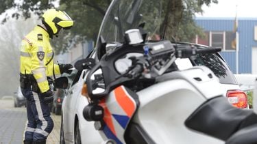 Boete 190 euro! Je mag anderen waarschuwen voor de politie, maar niet op deze manier