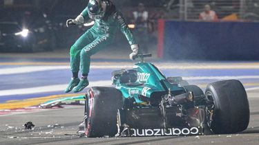 2023-09-16 15:20:52 Aston Martin's Canadian driver Lance Stroll jumps out of his car after crashing during the qualifying session of the Singapore Formula One Grand Prix night race at the Marina Bay Street Circuit in Singapore on September 16, 2023. 
CAROLINE CHIA / POOL / AFP