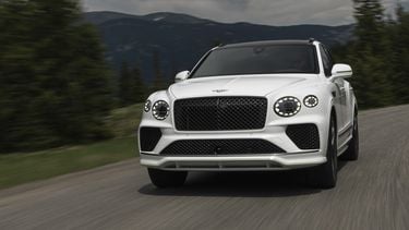 Grote SUV laat zelfs elektrische auto’s achter zich bij het stoplicht