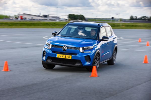 Citroën ë-C3 rijdend tussen pylonnen